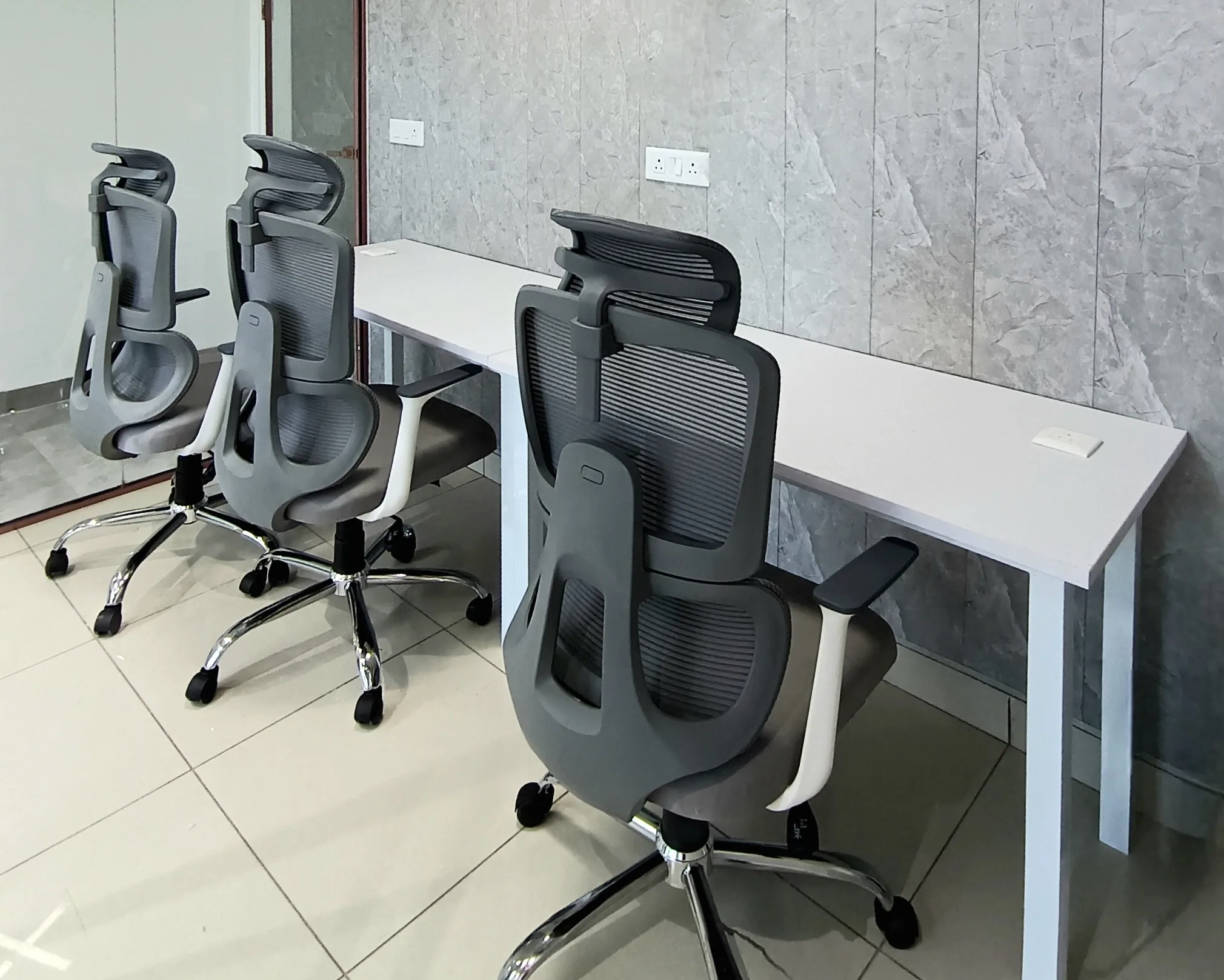 Three-seater private cabin at Aerohub Coworking by IDEASHACKS with ergonomic chairs and a white work desk